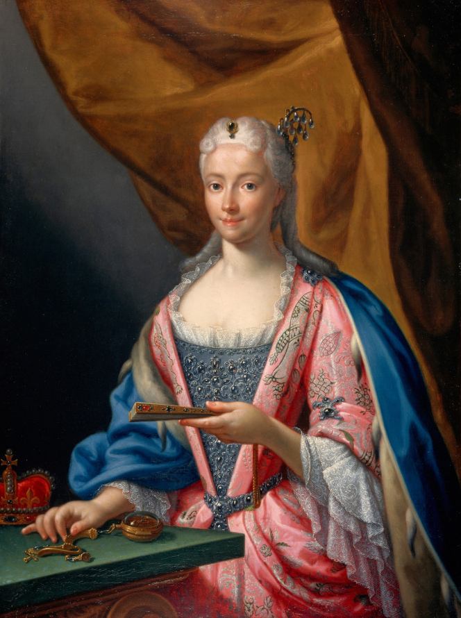 Portret kobiety w koralowej, zdobnej sukni z dekoltem i błękitnym płaszczu. Jest to Maria Klementyna Sobieska. 