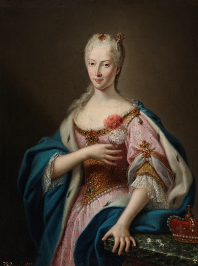 Portret kobiety w różowej zdobnej sukni z dekoltem i błekitnym płaszczu. Kobieta podpiera sie lewą ręką o stolik balkonu. Jest to Maria Klementyna Sobieska. 